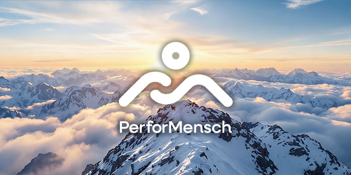 Führung und Teamcoaching Bild auf Berggipfel über den Wolken